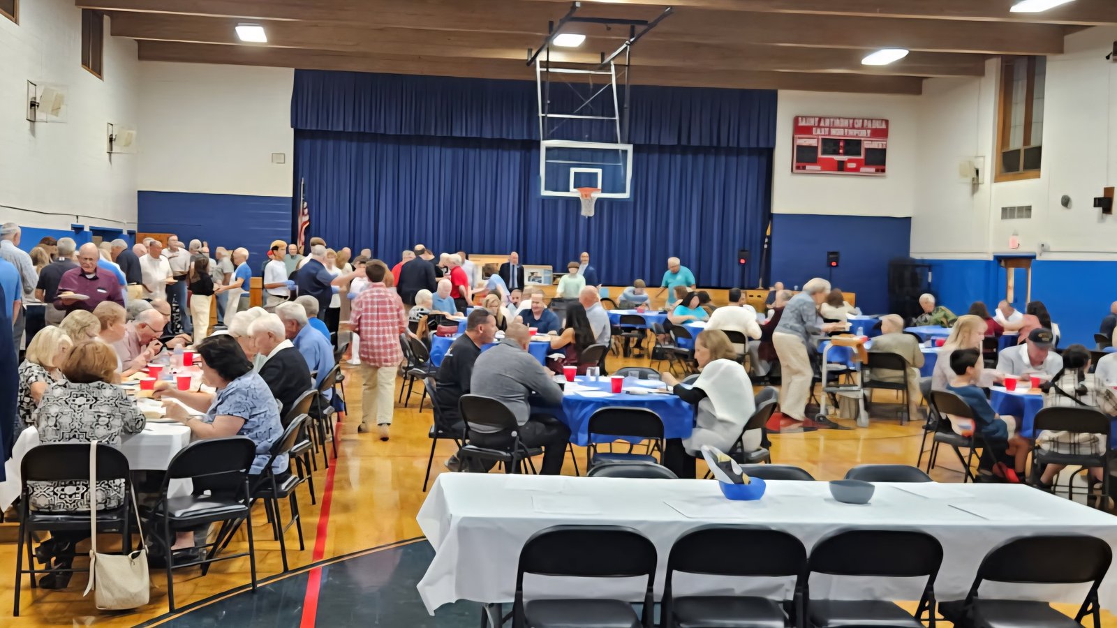 Juniors setting up tables for the dinner